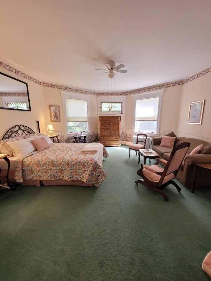 Ruby Manor Bed & Breakfast Гананокве Экстерьер фото