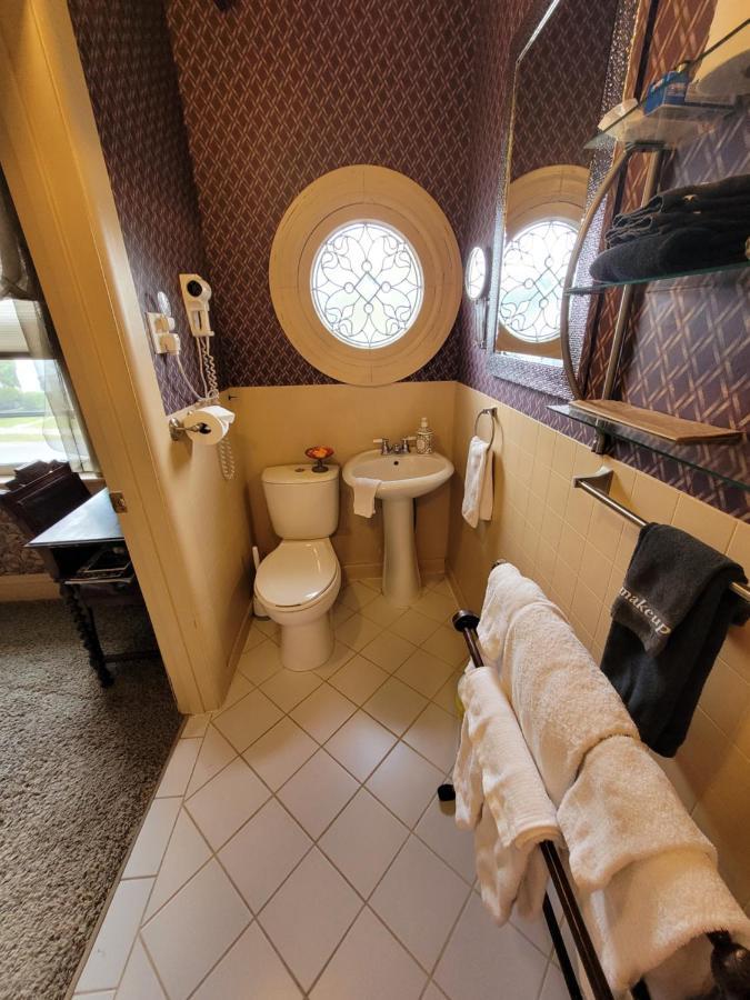 Ruby Manor Bed & Breakfast Гананокве Экстерьер фото