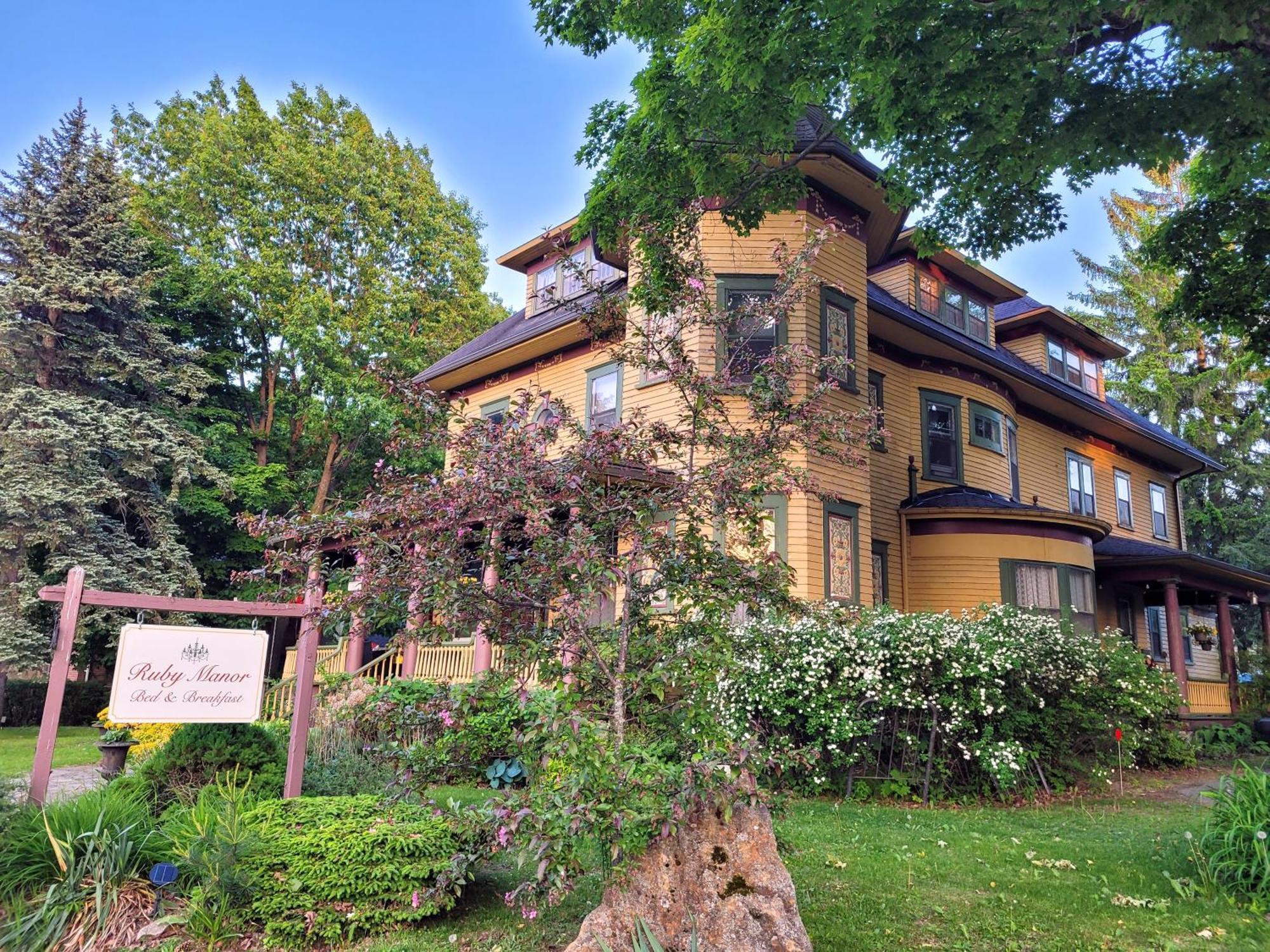 Ruby Manor Bed & Breakfast Гананокве Экстерьер фото